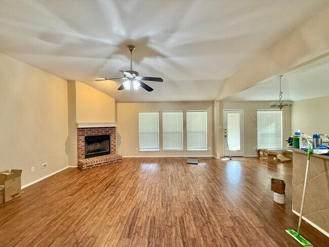 Building Photo - 3 Bedroom, 2 Bathroom Home in Lindale!