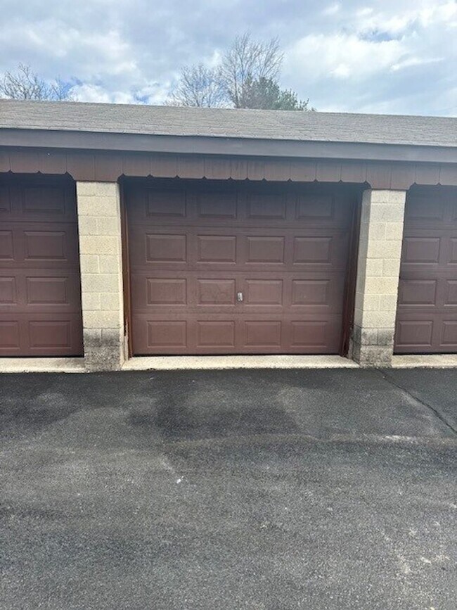 Building Photo - 2563 Gap View Rd