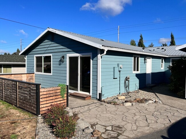 Building Photo - Duplex Must See Stunning Updated 2BR/1BA/1 car garage Avail. June 5th