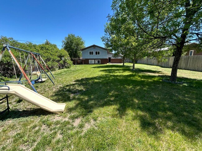 Building Photo - 5 Bed 2 Bath Home with 2 Car Attached Gara...