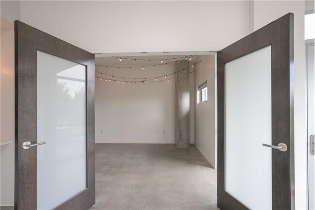 Building Photo - 2115 Yeaman Pl