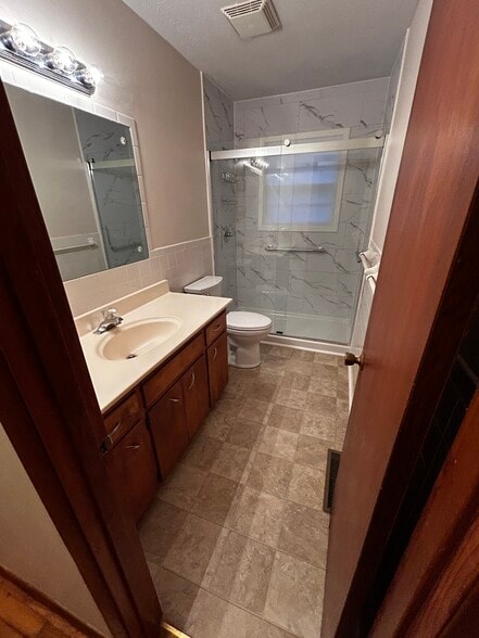 Main bath - 537 E Glenwood St