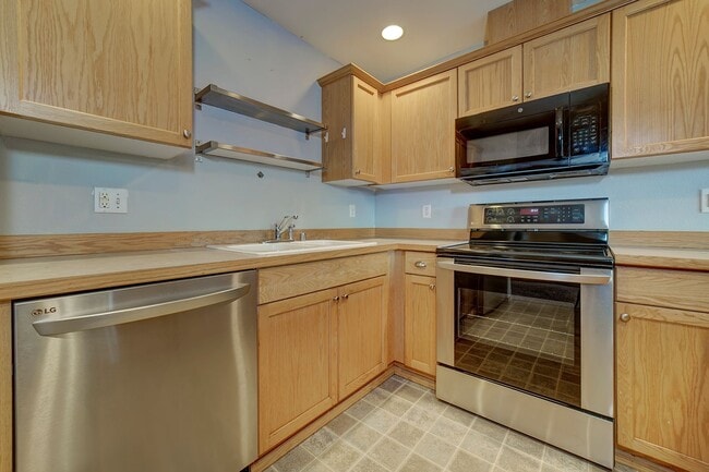 Building Photo - Spacious 3 bedroom townhome close to CK sc...