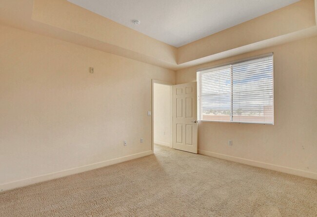 Building Photo - Beautiful top floor condo!