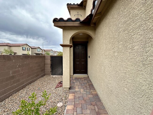 Building Photo - 4 BEDROOM + LOFT HOME IN GATED COMMUNITY