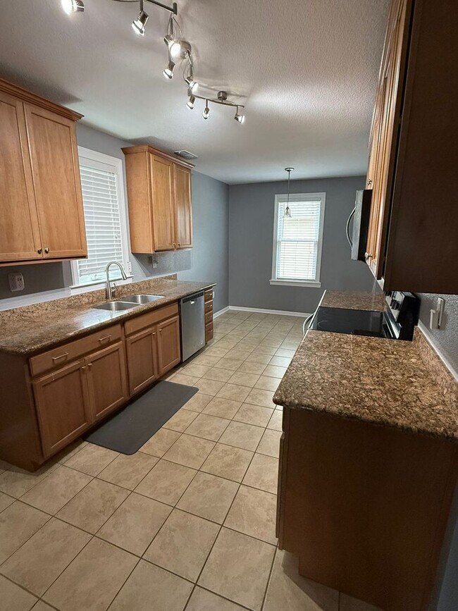 Building Photo - 4 bedroom 3 baths single family house clos...