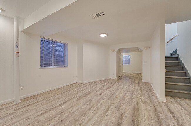 Building Photo - Beautiful 4 bed, 3.5 bath Home in Fort Collins Dakota Ridge Neighborhood