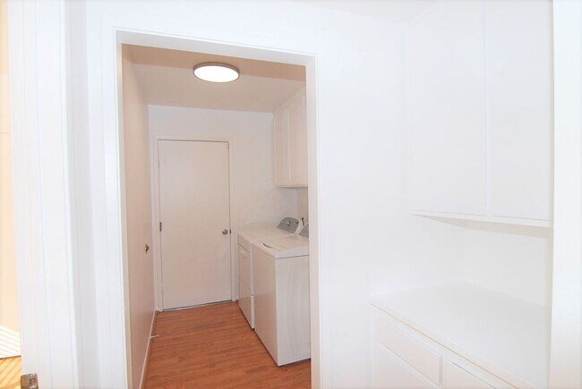 Building Photo - Beautiful 3-Bedroom Home with Pool, Spa & 3-Car Garage in Orange