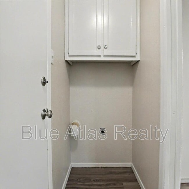 Building Photo - 6537 Meadowview Ln