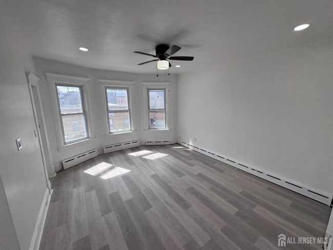 Building Photo - 164 Lynd St