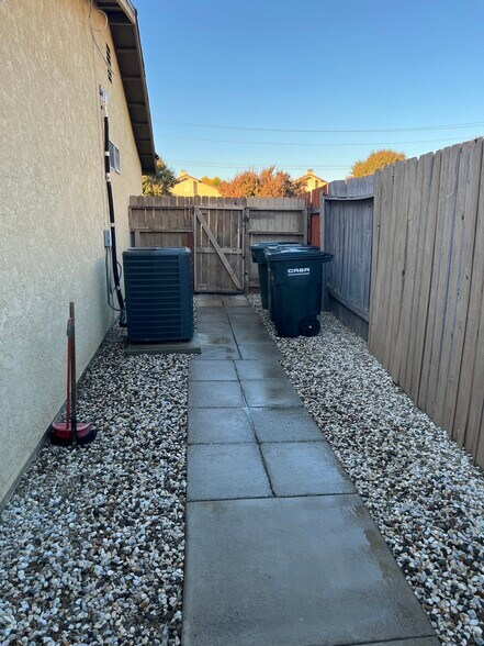 Building Photo - 1931 Nuevo St