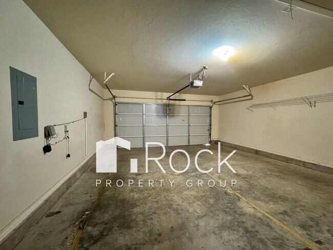 Building Photo - 3 Bedroom Home in North Norman with New Carpet **Move in by January 1st and enjoy HALF OFF your f...