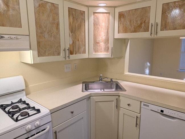 Building Photo - Cozy & Lifestyle-Oriented