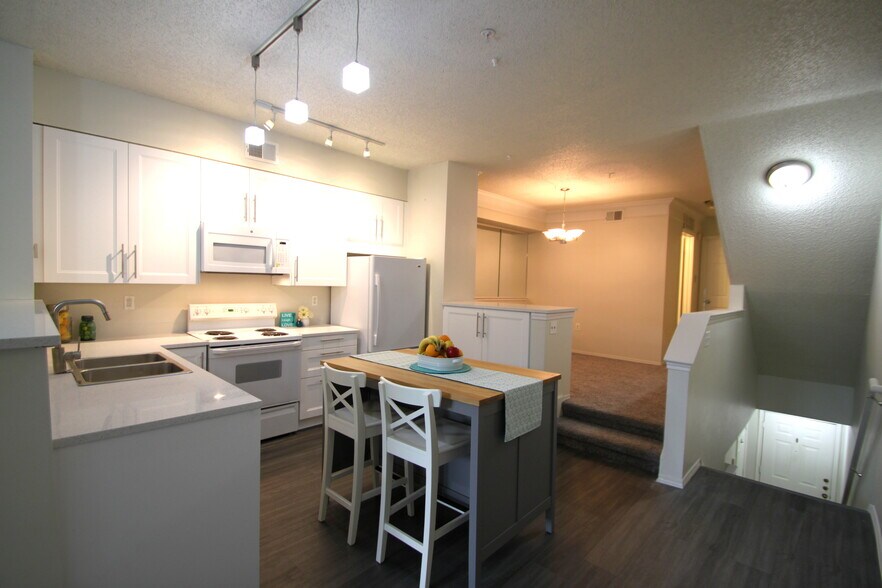 Kitchen view to dining room - 1942 Oxford Ln