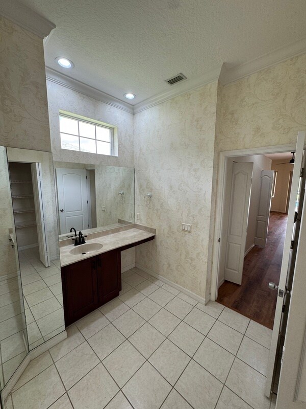 Building Photo - 10084 Cherry Hills Ave Cir