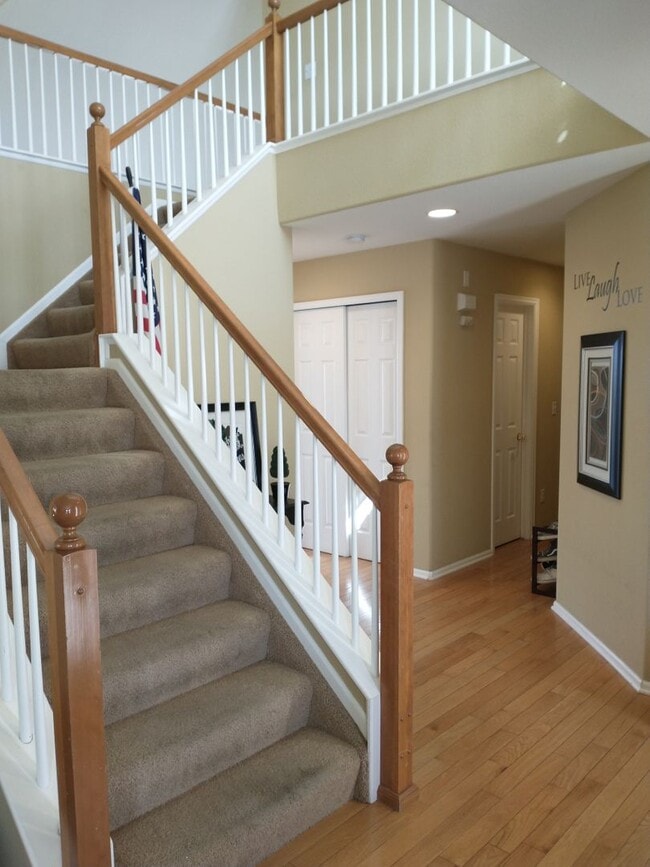 Building Photo - Beautiful 4 Bed 2.5 Bath + High Quality Up...