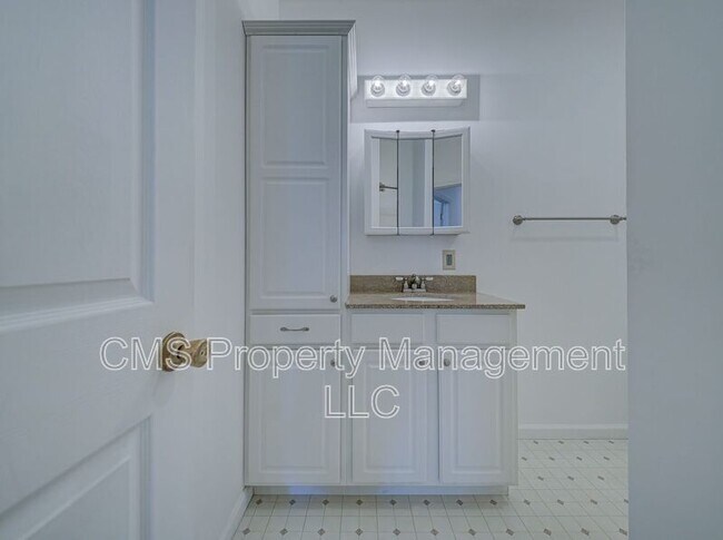 Building Photo - 756 Lakehurst Rd
