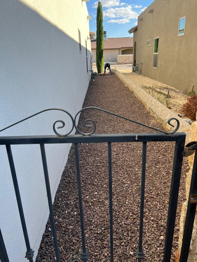 Building Photo - Beautiful East side House in Ventanas Subdivision