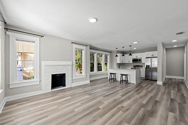 Building Photo - 1010 E Lake Ave