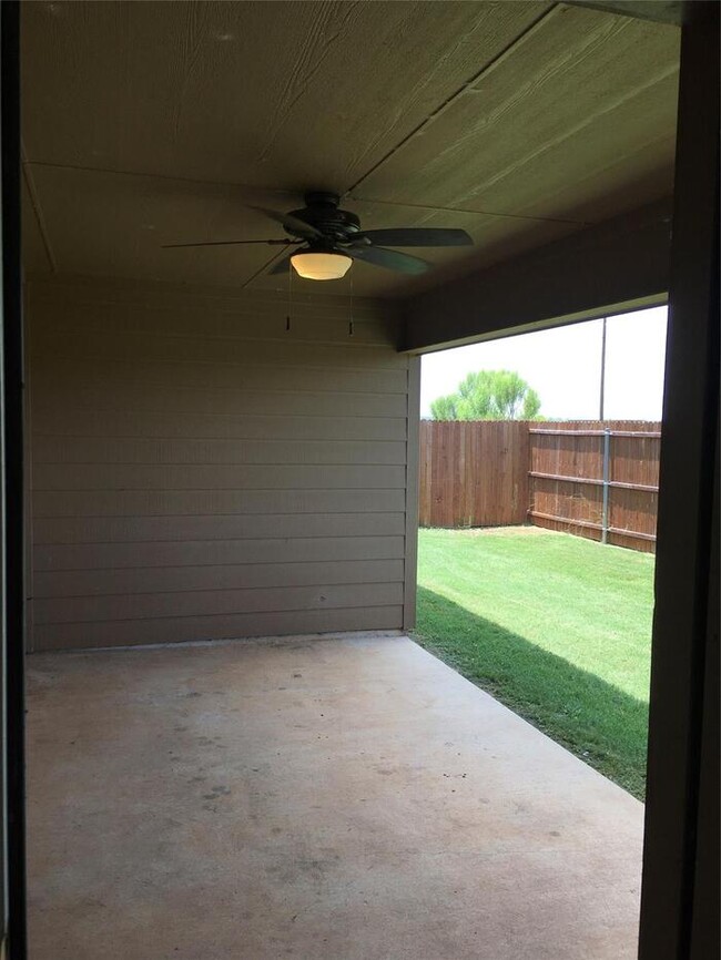 Building Photo - Wonderful 3/2/2 with covered patio! Close ...