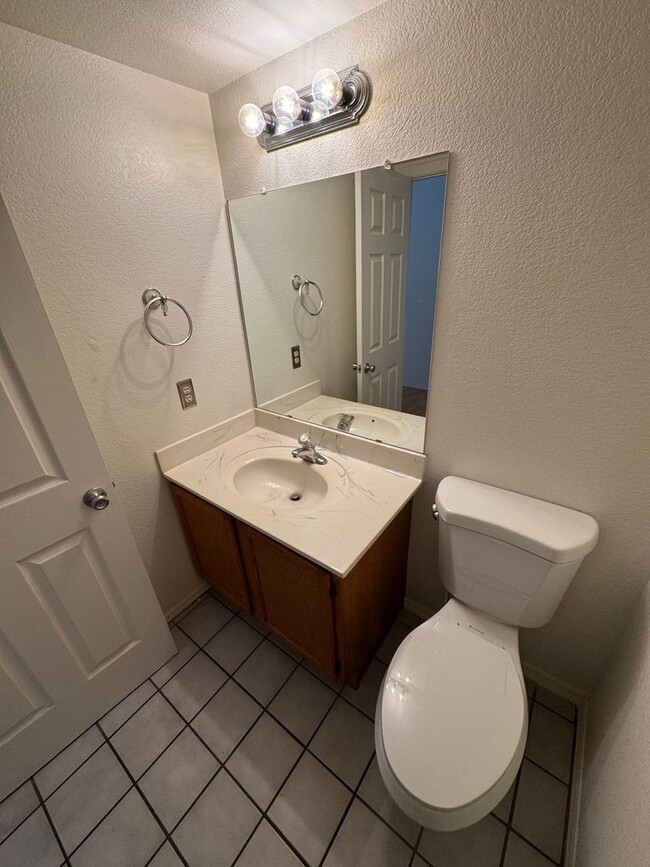 Building Photo - 410 S Sunrise Dr