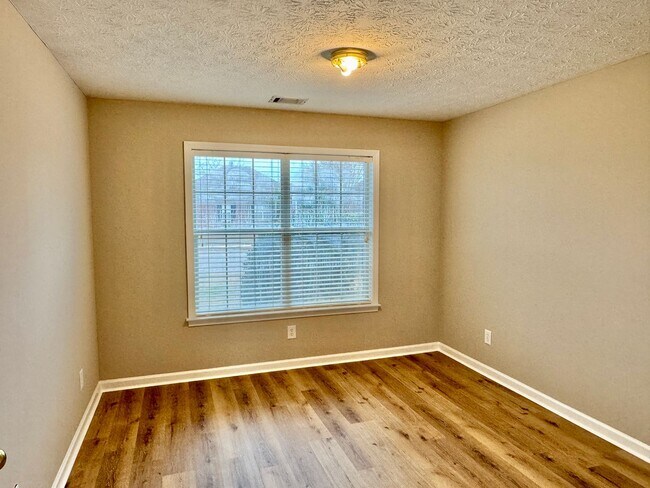 Building Photo - Charming 3-Bedroom, 2-Bath Home in Desirable Deer Creek!