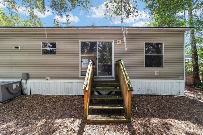 Building Photo - Spacious 3BR/2BA Home  Available Now!