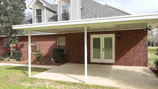 Building Photo - 15660 Silverhill Ave