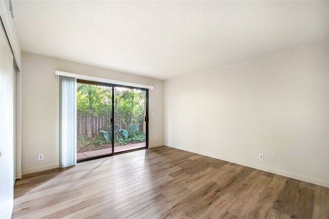 Building Photo - 325 Encino Ln