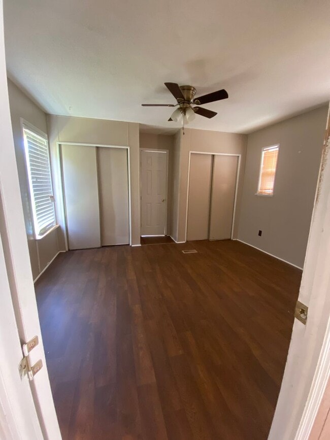 Building Photo - Three Bedroom , 2 Bathroom , large yard