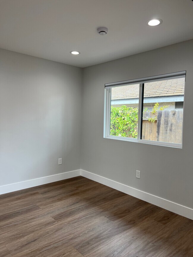 Building Photo - 4946 Park Dr