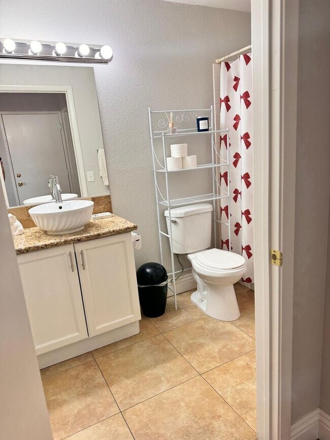 Building Photo - Beautiful spacious 2 bedroom 2 bathroom co...