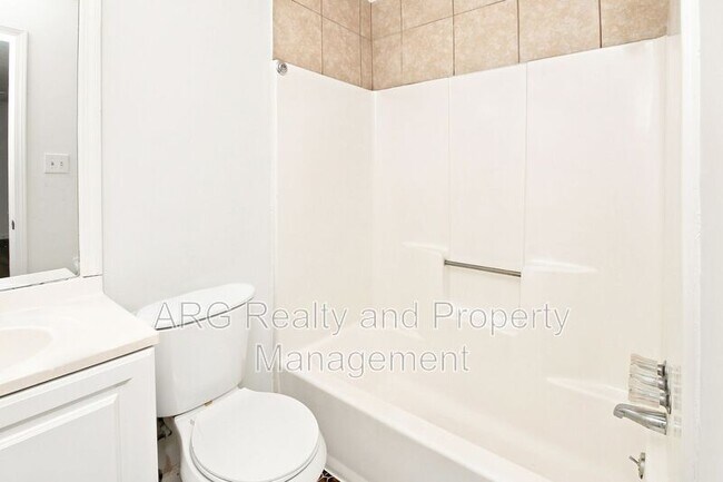 Building Photo - 2142 Fairway Ct SE