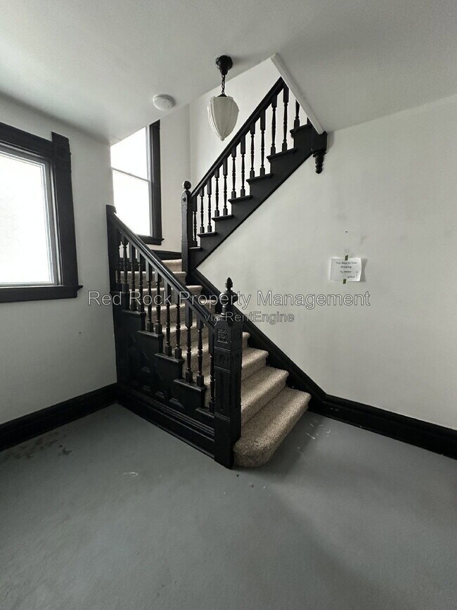 Building Photo - 838 E Centerway St