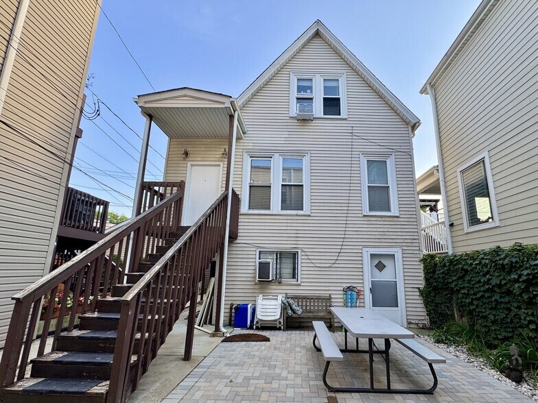 Primary Photo - 1721 W Nelson St