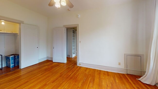 Building Photo - Top Floor Georgetown Two Bedroom in Amazing Location!