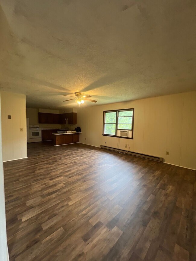 Building Photo - 2 BEDROOM 1 BATHROOM APARTMENT FOR RENT