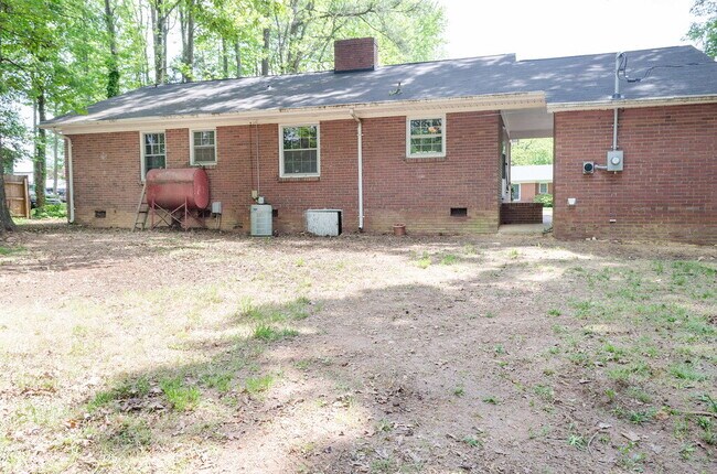 Building Photo - 827 Glendora Dr