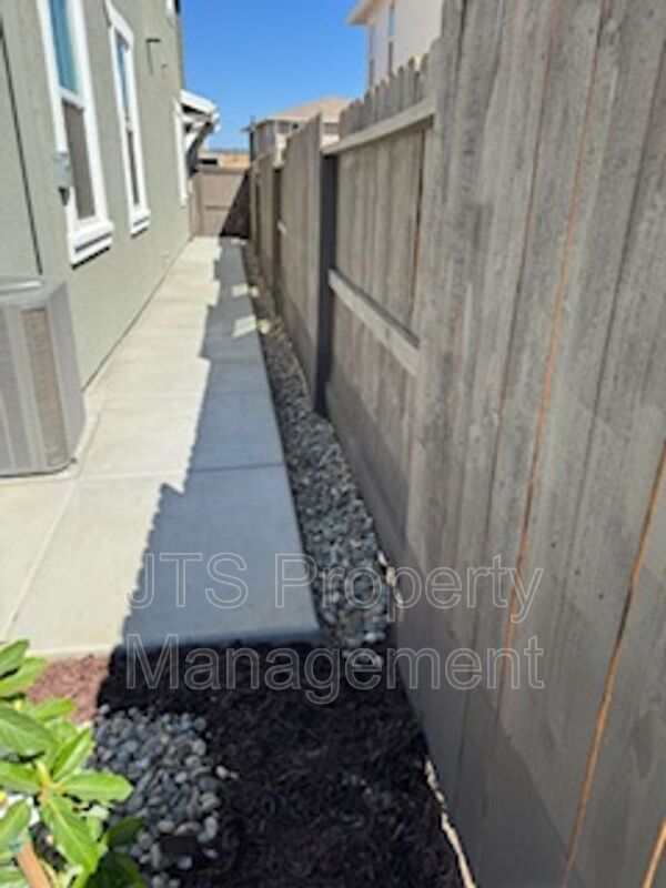 Building Photo - 3349 Hedgerow Ct