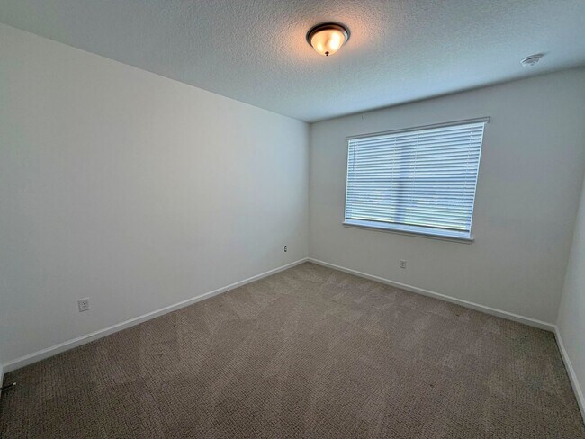 Building Photo - Beautiful 3 Bedroom, 2.5 Bathroom Townhome + Loft in Gated SilverLeaf Community