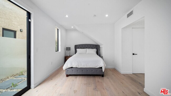 Building Photo - 2435 Penmar Ave