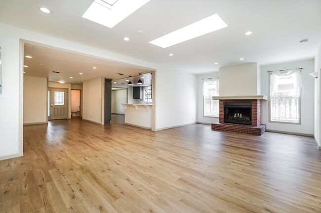 Building Photo - 6500 Lockhurst Dr