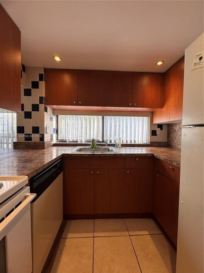 Building Photo - 16919 N Bay Rd