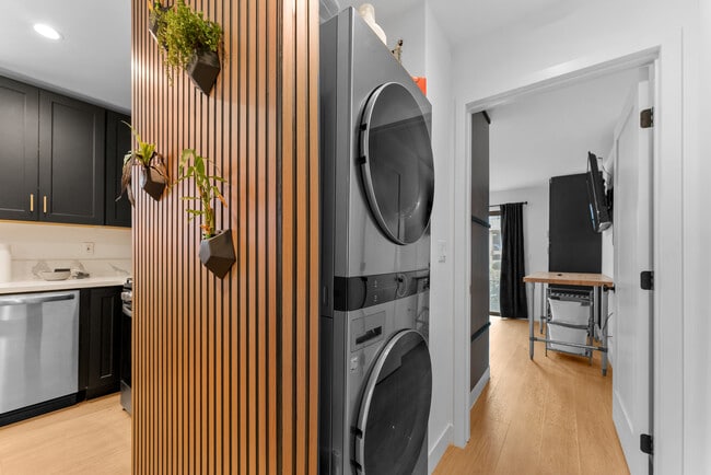 Building Photo - 351 S Catalina St