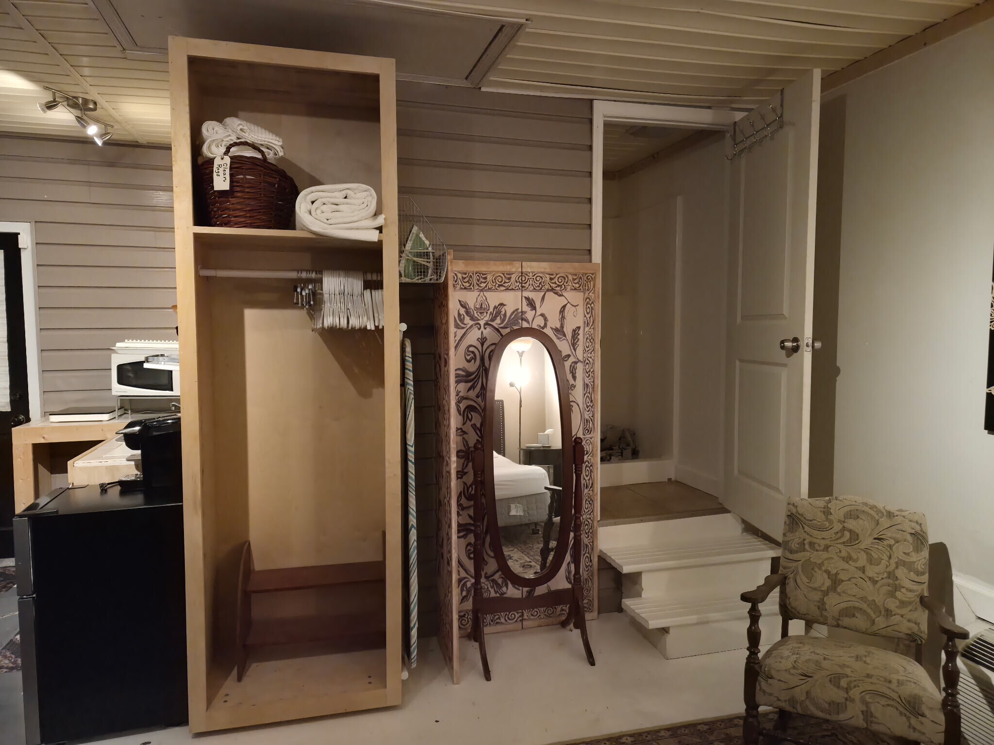 Closet with hangers. Towels, linen, and pillows provided. - 7 Canterbury Ct SE