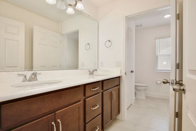 Building Photo - Elegant 5/3 Wilshire Model House with Cove...