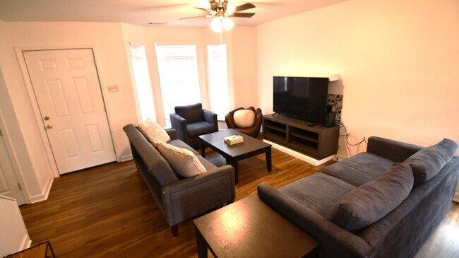 Building Photo - Charming 2-bedroom, 2.5-bathroom home located in Baton Rouge