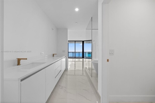 Building Photo - 700 NE 24 # 3707 MIAMI, FL 33137