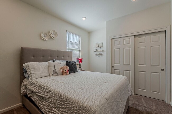 Building Photo - Modern Comfort Meets Smart Living in Vail!