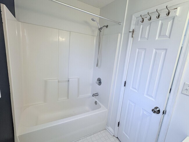 Building Photo - 418 Eucalyptus Ln